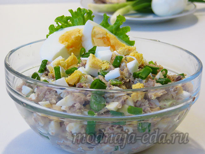 Salat-iz-konservirovannoj-ryby-v-salatnike