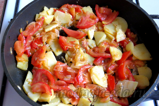 Zavtrak-po-derevenski-luk-kartoshka-i-pomidory