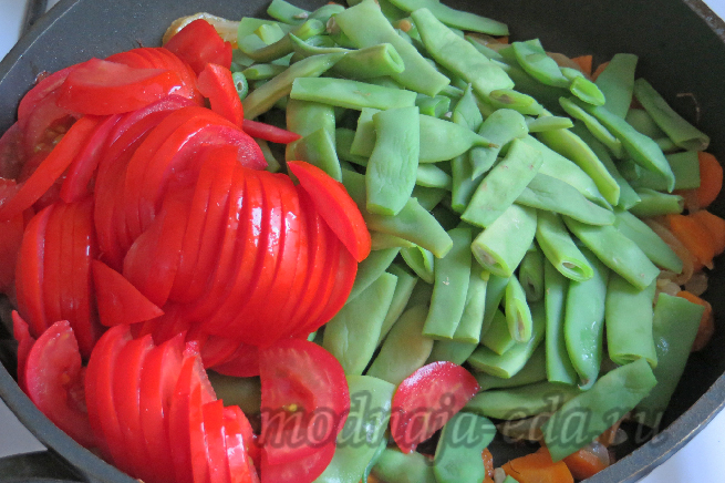 Zelenaja-fasol'-obzharivanie-fasoli-i-pomidorov