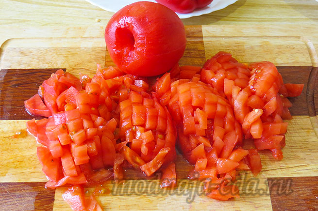 Spagetti-s-ovoshhnym-sousom-narezannye-tomaty
