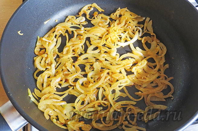 Spagetti-s-ovoshhnym sousom-obzharennyj-luk