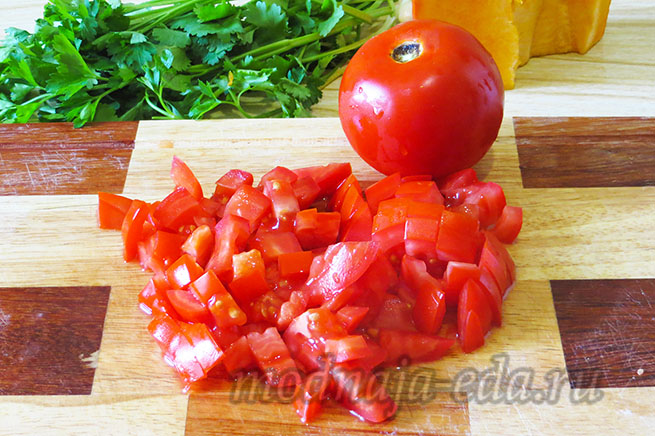 Sup-s-tykvoj-i-chechevicej-narezannye-tomaty