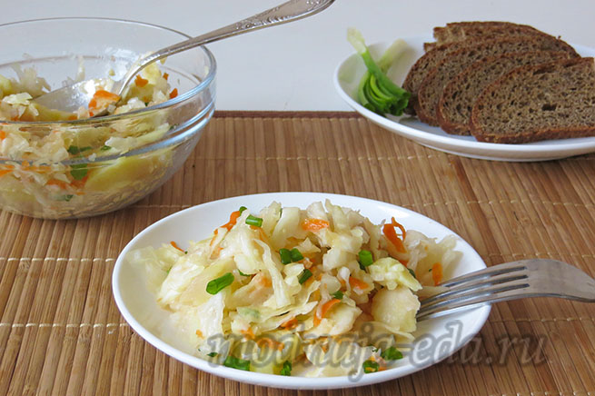 Salat-iz-kvashenoj-kapusty-s-kartofelem-i-hleb