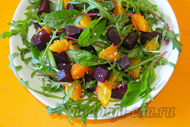 Salat-so-svekloj-rukkoloj-i-mandarinami