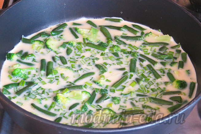 Omlet-s-zeljonymi-ovoshhami-fasol'-i-brokkoli-zalitye-jajcami