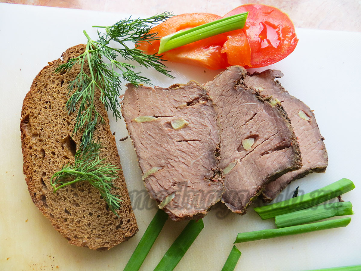 Закуска из запечённой говядины с острым йогуртово-сырным соусом