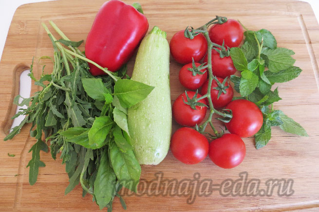 Salat-iz-svezhih-kabachkov-ingredienty