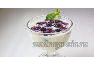 Десерт с ежевикой и йогуртом