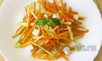 Салат из моркови и кабачка с заправкой
