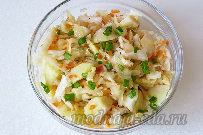 Salat-iz-kvashenoj-kapusty-s-kartofelem-gotovyj-salat