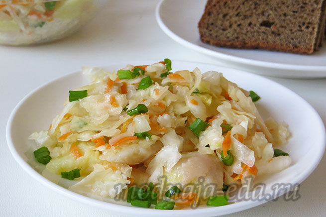 Salat-iz-kvashenoj-kapusty-s-kartofelem-i-chernym-hlebom