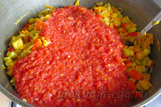 Baklazhannaja-ikra-dobavlenie-tomatov
