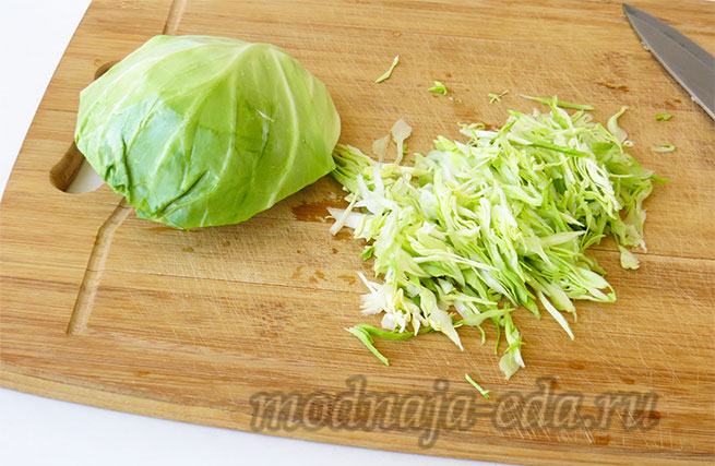 Зелёный салат с молодой капустой