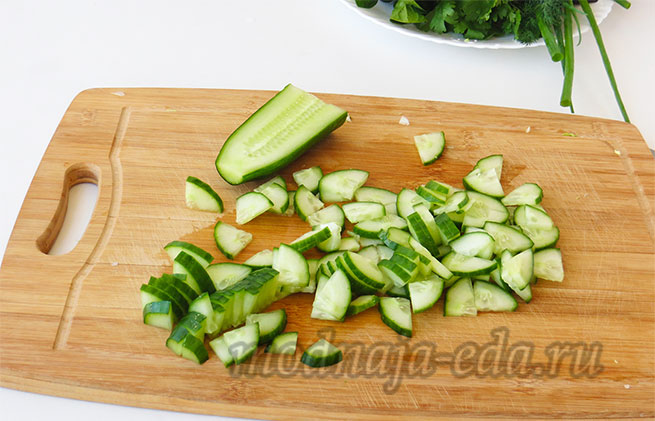 Зелёный салат с молодой капустой